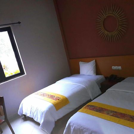 Hotel Transit Pasuruan Esterno foto