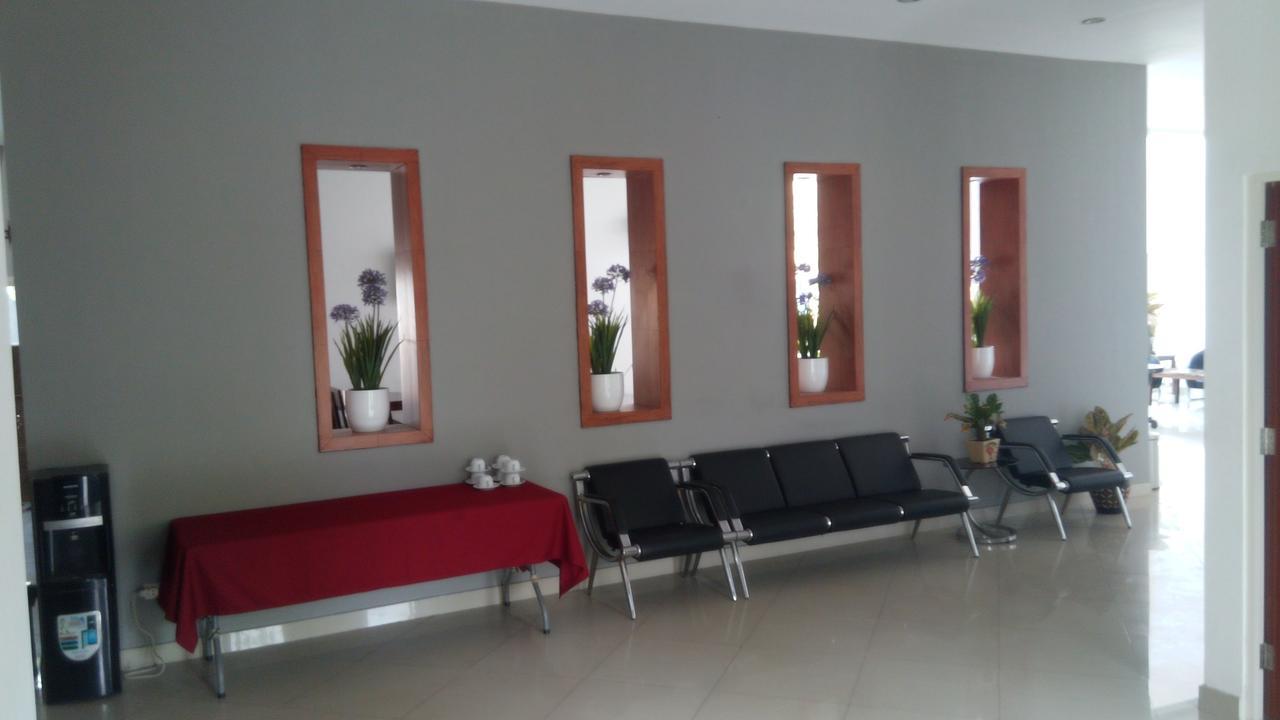 Hotel Transit Pasuruan Esterno foto