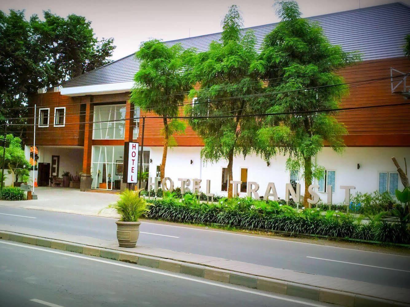 Hotel Transit Pasuruan Esterno foto